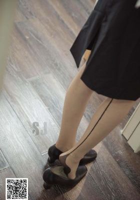欧美机车皮衣街拍女_超清免费播放