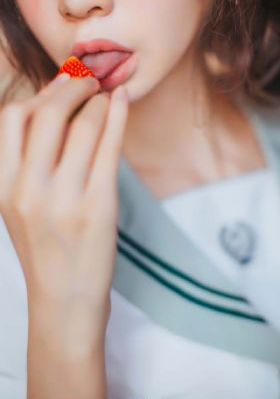 欧美明星羽绒服街拍_剧情片免费观看韩国