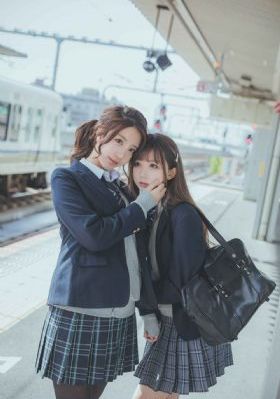男人狂扒美女尿口亲尿口动态图_4K完整视频观看